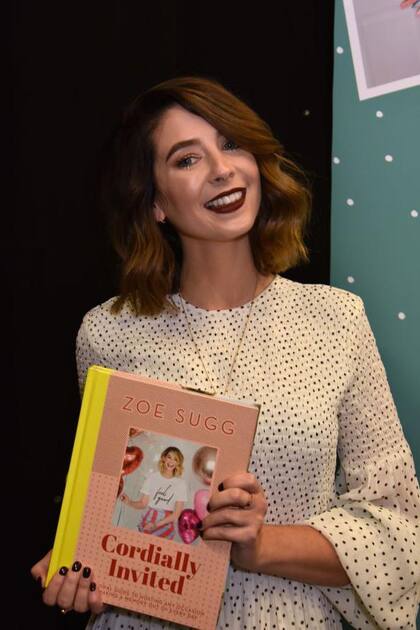 La exyoutuber Zoe Sugg publica novelas y ha lanzado líneas de belleza y artículos para el hogar gracias a su éxito.