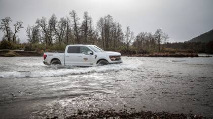 La F-150 Tremor en su cruce tranquilo por el río
