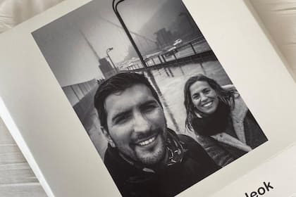 La fábrica anterior que tenía una caja de plástico y la foto impresa sobre la misma; y adentro las piezas