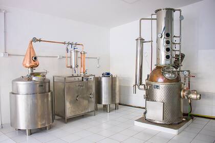 La fábrica de destilados a fason de Moretti se convirtió en un proyecto familiar. Para la producción cuenta con cuatro alambiques que alcanzan una capacidad de producción instalada de 1000 litros al día