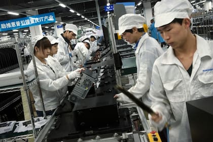 Operarios en unaa fábrica de Foxconn en Chongqing, China