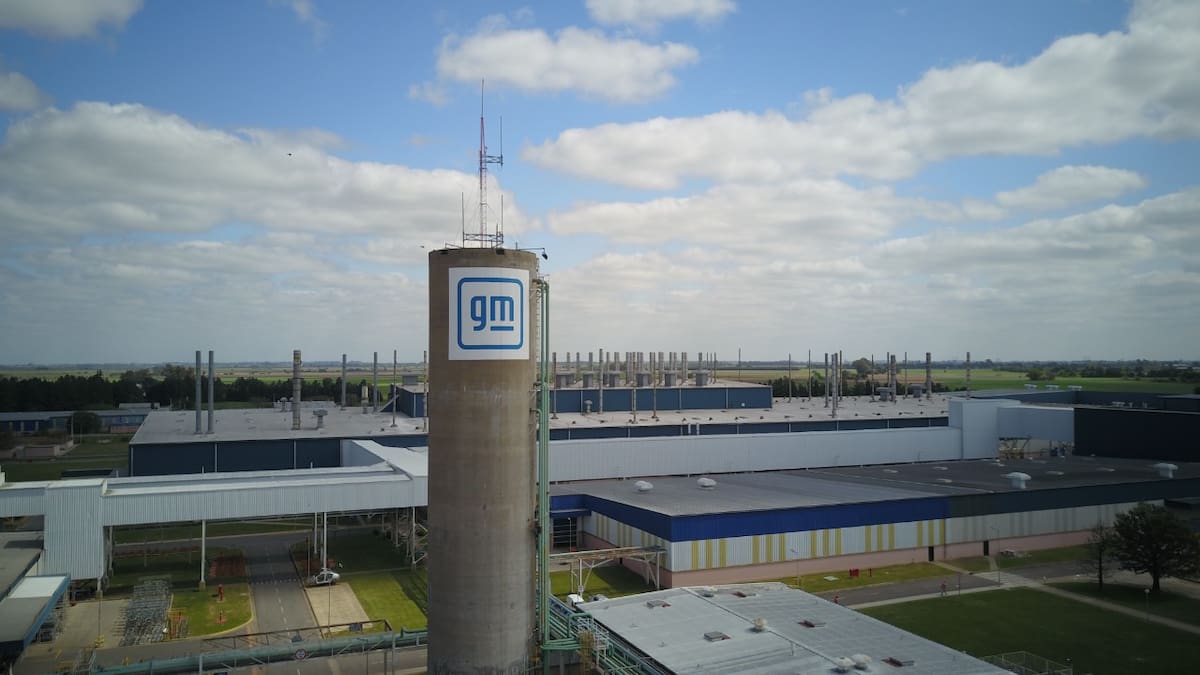 Aunque perdió casi el 40% de los empleos y tiene paradas de una semana por mes, el CEO de General Motors dijo que la planta de Alvear "es una pieza clave" de su presencia en Sudamérica