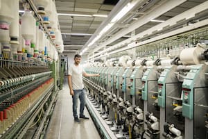 La fábrica hoy supera los 130 empleados y trabaja a toda hora, todos los días del año.