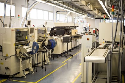La fábrica tiene dos líneas de producción automática que trabajan con la tecnología SMT.