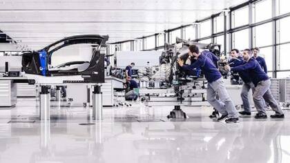 La fabricación de cada vehículo requiere 20 personas y 6 meses.