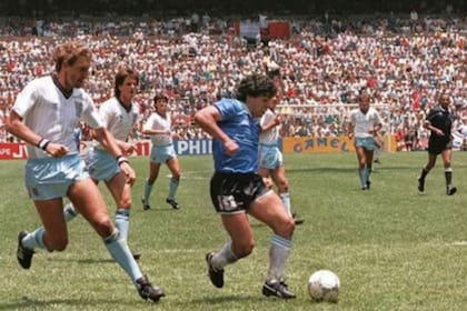 Diego Armando Maradona a punto de marcar su gol más emblemático con la selección argentina ante Inglaterra en el Mundial 1986
