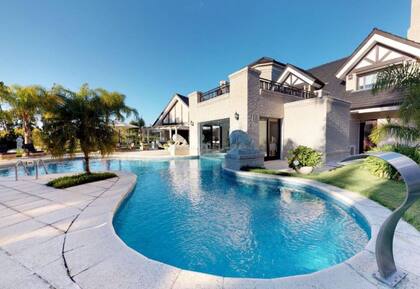 La fabulosa pileta de la mansión de lujo en Punta del Este