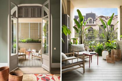 La fabulosa vista no requiere mucha decoración: un dúo de sillones (Tinekhome) y algunos accesorios en mimbre resultan suficiente.