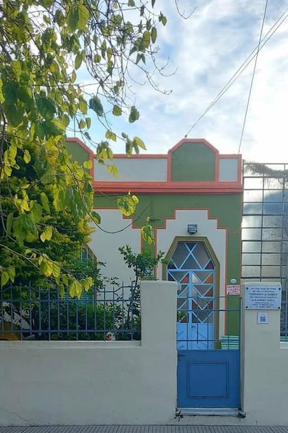 La fachada actual de la casa, con su placa conmemorativa