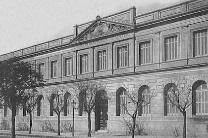 La fachada antigua del Instituto Social Militar Dr. Dámaso Centeno