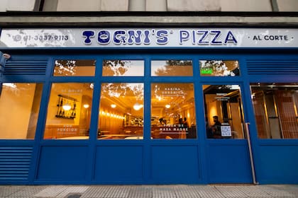 La fachada azul de Togni's Pizza sobre la calle Blanco Encalada. Máximo apostó por la zona cuando la oferta gastronómica era prácticamente nula. “A mí siempre me pareció una ubicación buenísima porque tiene todo cerca", recuerda.