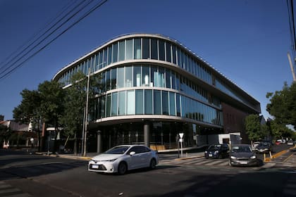 La fachada compuesta por paños de espejos da la ilusión de un movimiento constante