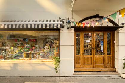 La fachada de Betygino invita a pasar y perderse un rato entre sus libros y juegos.