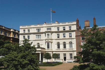 La fachada de Clarence House, la residencia en Londres de Carlos y Camilla y donde se instaló el monarca para su tratamiento ambulatorio.