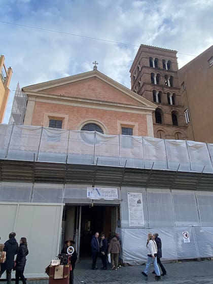 La fachada de la Basílica de San Lorenzo in Lucina