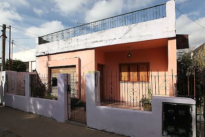 La fachada de la casa donde la policía cree que habría estado cautiva Candela antes de su muerte