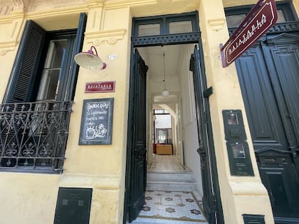 La fachada de la Casa Huergo ya deja entrever los detalles originales de la vivienda