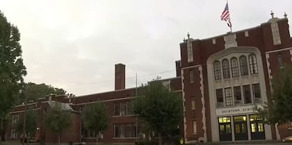 La fachada de la escuela abandonada