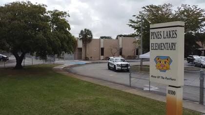 La fachada de la escuela primaria de Pines Lakes, radicada en Florida, Estados Unidos.