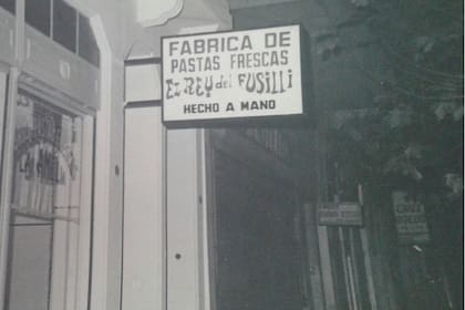 La fachada de la fábrica de pastas "Amelia".