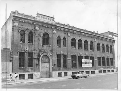 La fachada de la fábrica Piccardo, antes de ser museo. 21 de enero de 1988