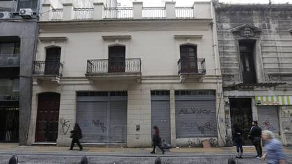 La fachada de la histrica casona, en Alsina al 400, lleg a ser reparada