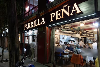 La fachada de la parrilla, sobre la calle Peña