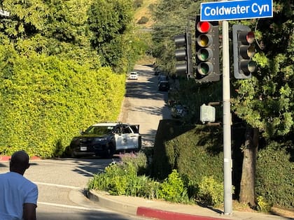 La fachada de la residencia de Rihanna se encuentra peritada por los agentes de la policía