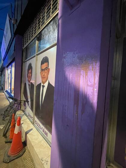 La fachada de la sede de LLA en Río Gallegos, tras los disturbios.