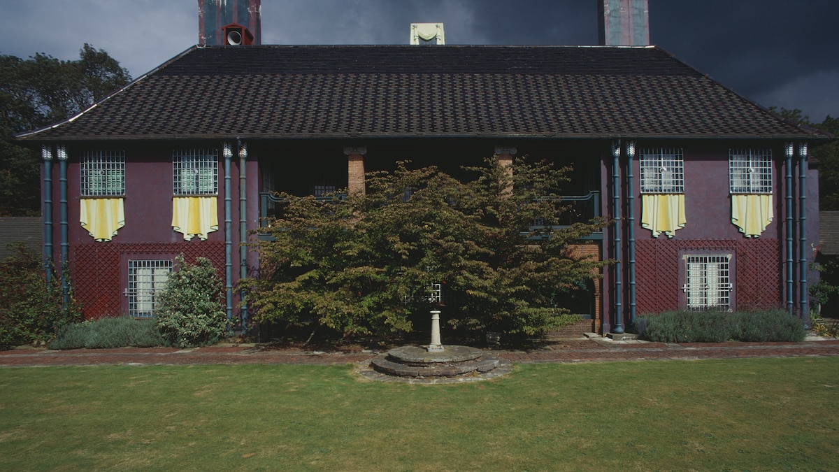 Finca inglesa intervenida por Salvador Dalí: columnas de bambú y sillones en forma de beso