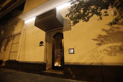 La fachada de Sarasanegro, discreta y minimalista
