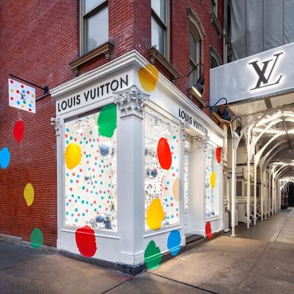 La fachada de su pop-up store en el barrio de Soho, Nueva York, está decorada con manchas de pinceladas en tonos de rojo, verde, blanco y azul.