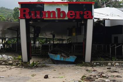 La fachada de un restaurante destruido después del paso del huracán Beryl en Enriquillo, República Dominicana