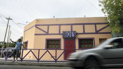 La fachada del bar de Moe de Ituzaingó
