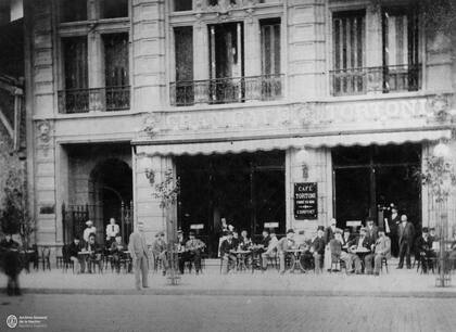 La fachada del Café Tortoni, sobre Av. de Mayo, lleva la firma de Christophersen.