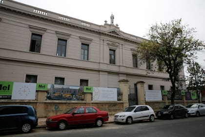 La fachada del convento, con los carteles que publicitan el emprendimiento