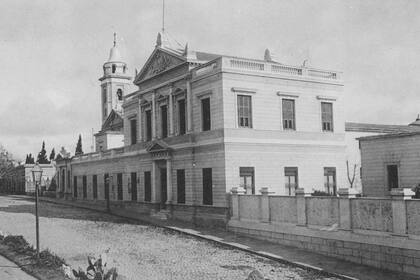 La fachada del edificio cuando era asilo de mendigos, hacia 1900 