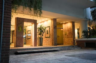 El hijo de una de las financistas fue quien reservó el departamento que después compró Adorni