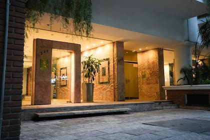 La fachada del edificio del departamento que tiene Manuel Adorni en el barrio de Caballito.