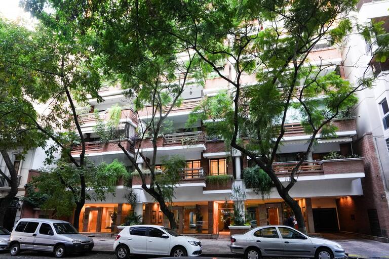 La fachada del edificio del departamento que tiene Manuel Adorni en el barrio de Caballito.