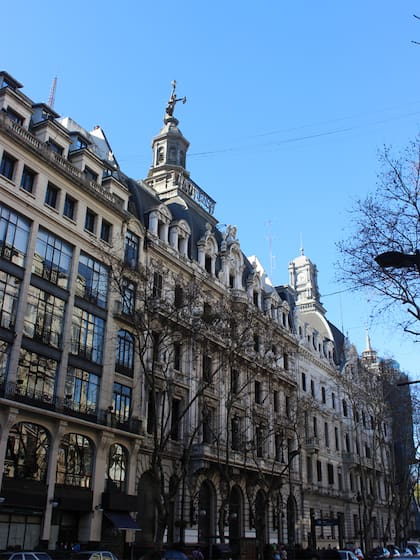 La fachada del edificio del diario La Prensa, hoy.