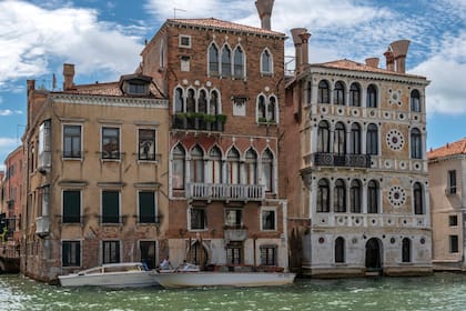 La fachada del edificio "maldito" de Venecia