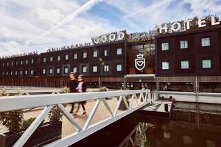 Abrió un hotel flotante en Londres que recluta desempleados y gente sin estudios