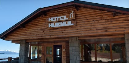 Madera y piedra, los elementos emblemáticos de la fachada del hotel Huemul