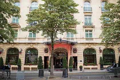 La fachada del hotel Le Royal Monceau, un lujoso cinco estrellas en el que se hospedan los Messi hasta que elijan su nuevo hogar.