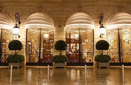 La fachada del Hotel Ritz de París, un espacio mencionado en la serie que se puede visitar, aunque no se filmó en él