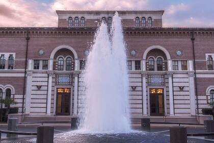 La fachada del Instituto Baker, que preside la Universidad Rice en Houston, Texas