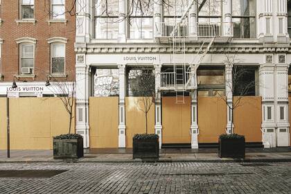 La fachada del local de Louis Vuitton, totalmente tapiada, un reflejo de lo que ocurre con las tiendas físicas