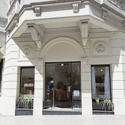La fachada del local y estudio de Línea Neta, en Carlos Calvo y Perú, San Telmo.