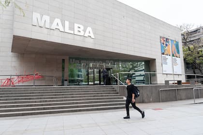 La fachada del Malba, que hoy recibirá al público con entrada gratis para celebrar sus veinte años 